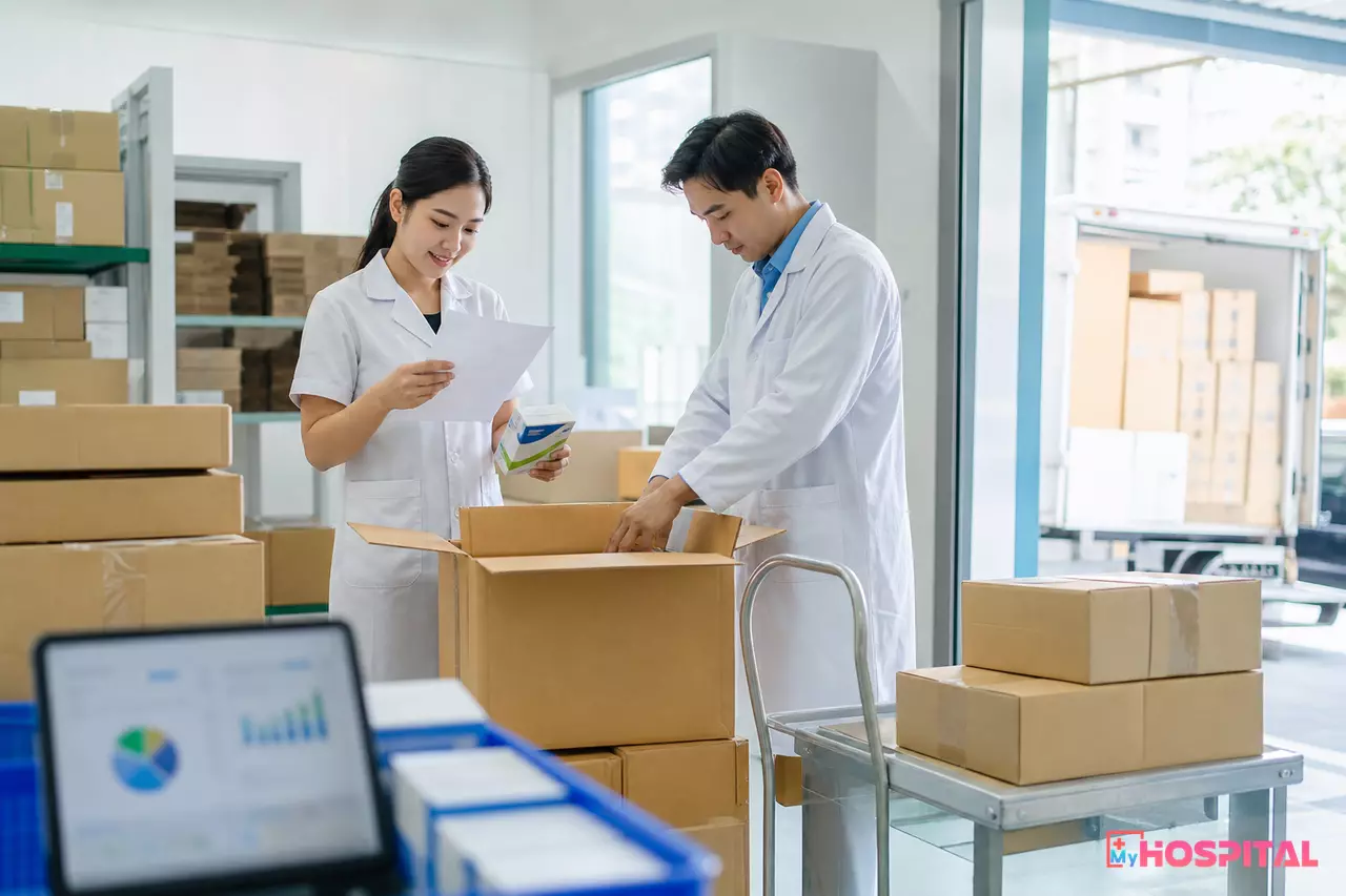 Nhân viên kho dược đối chiếu phiếu nhập với lô thuốc vừa về kho