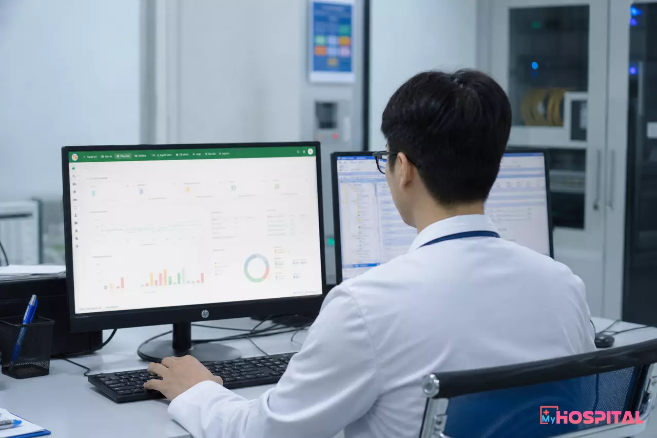 Nhân viên IT bệnh viện kiểm tra hệ thống máy chủ và bảo mật dữ liệu y tế