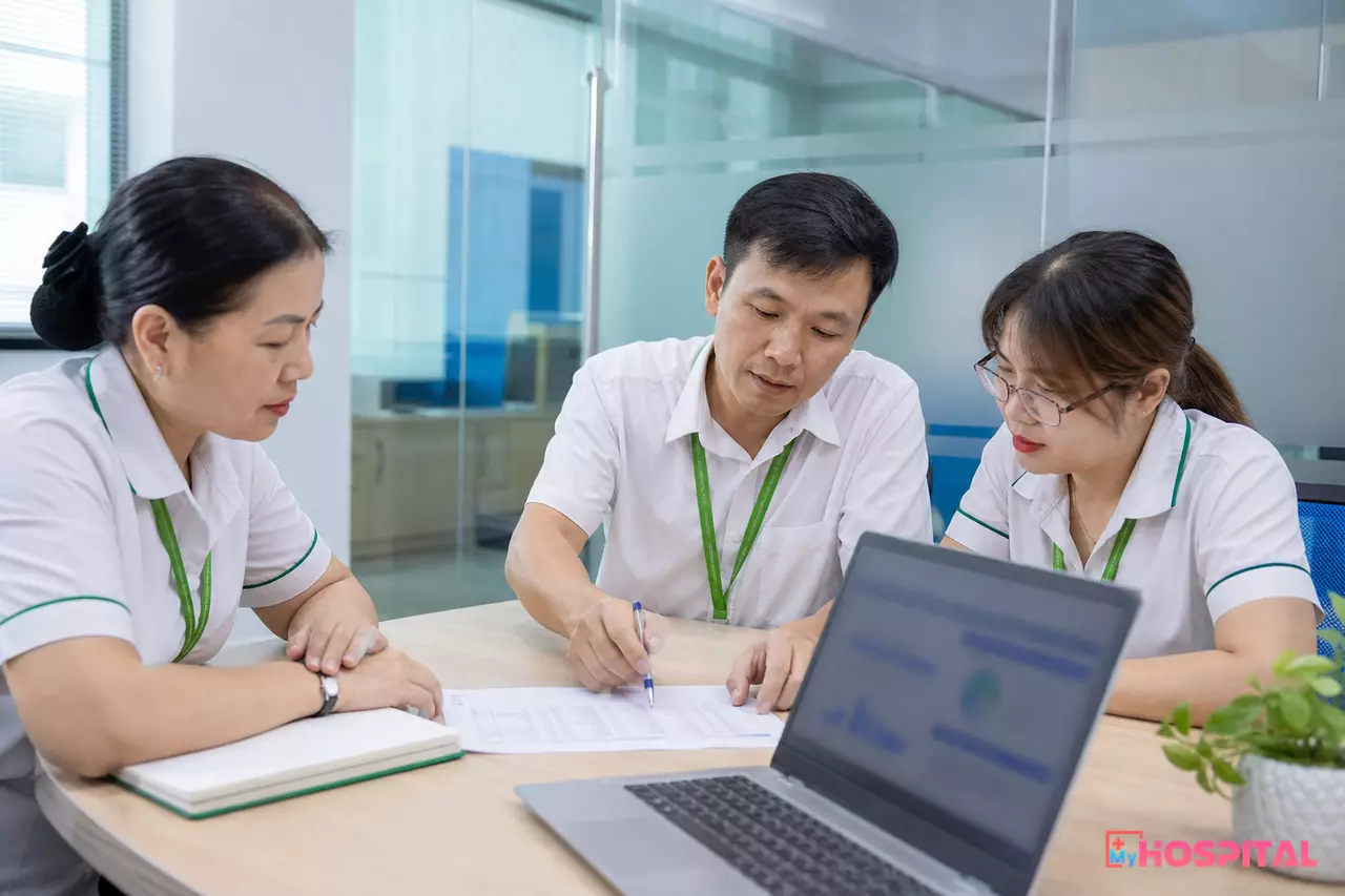 Kế toán trưởng và nhân viên phòng tài chính kiểm tra danh sách mã dịch vụ cảnh báo lệch giá trước khi áp dụng