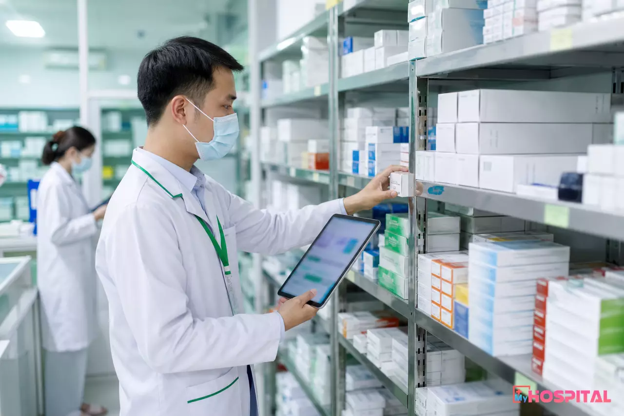 Dược sĩ kiểm tra hạn dùng thuốc theo lô tại kho dược bệnh viện