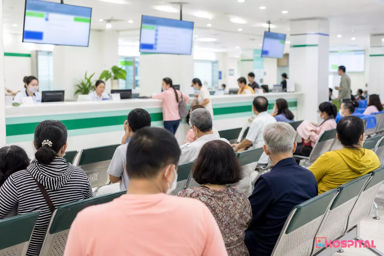 Khu tiếp đón người bệnh buổi sáng đông người tại bệnh viện