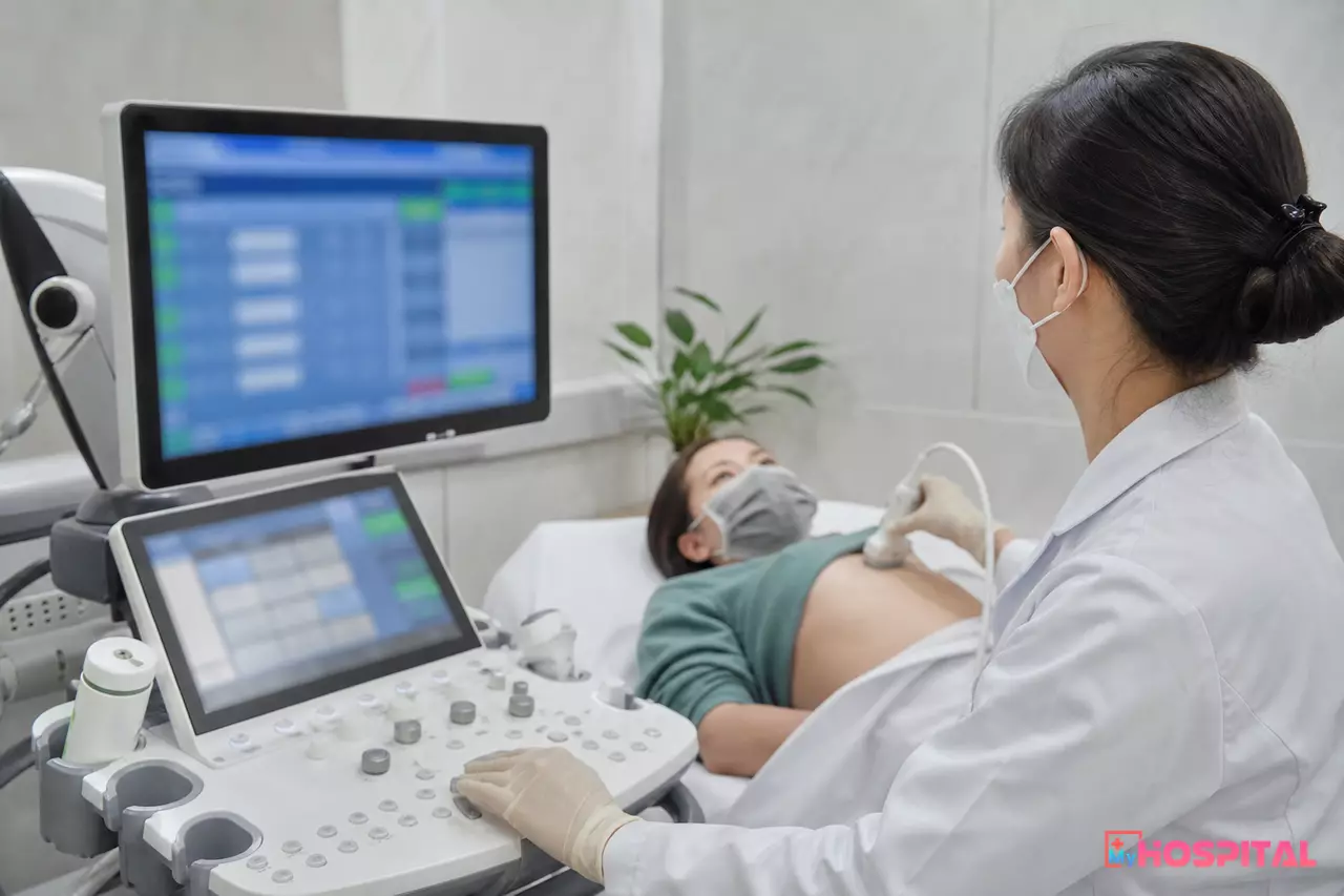 Kỹ thuật viên siêu âm chọn ca từ danh sách chờ trên máy siêu âm