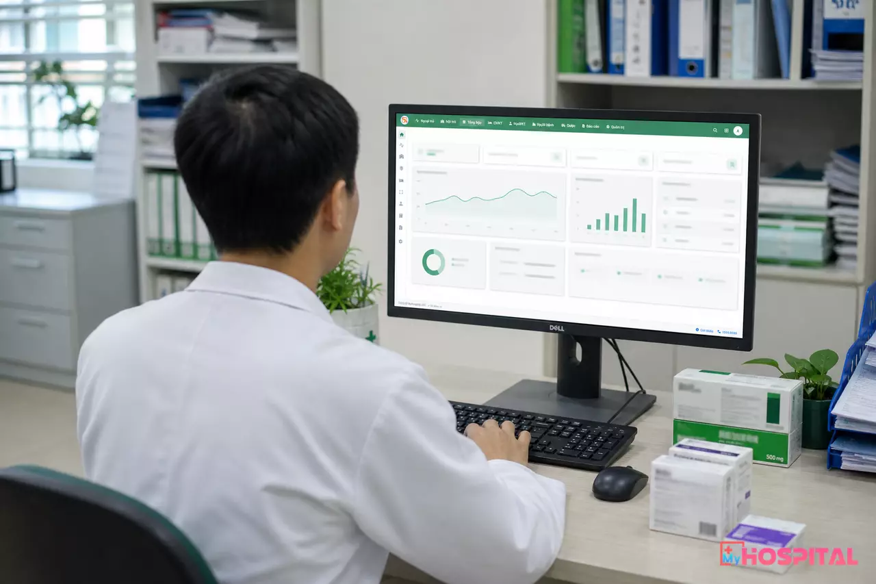 Dược sĩ nhập liệu danh mục thuốc hết hạn lên phần mềm quản lý kho dược