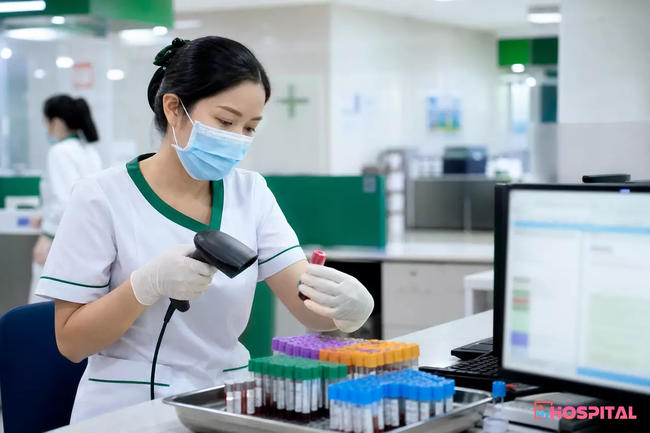 Điều dưỡng quét mã vạch ống máu tại điểm lấy mẫu trong hệ thống LIS