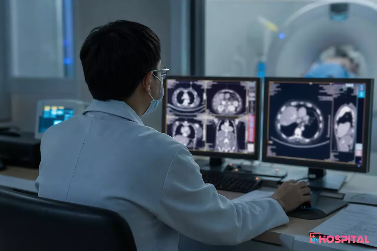 Bác sĩ chẩn đoán hình ảnh đọc phim CT trên màn hình chuyên dụng trước khi ra kết luận gửi về bệnh án