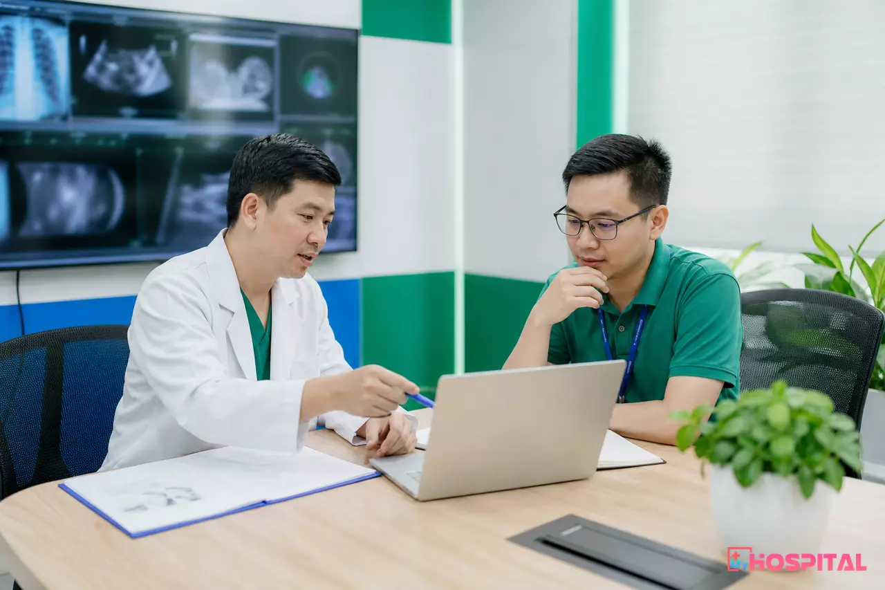 Trưởng khoa chẩn đoán hình ảnh và cán bộ công nghệ thông tin bàn kế hoạch sao lưu kho ảnh DICOM