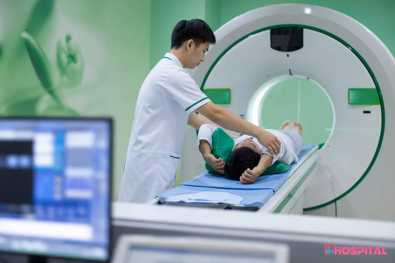 Kỹ thuật viên điện quang chỉnh tư thế người bệnh trên bàn máy CT, nguồn phát sinh dung lượng lớn nhất của kho ảnh DICOM