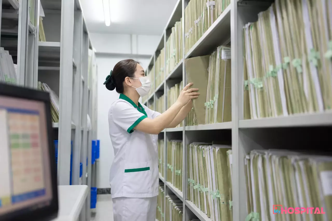 Nhân viên lưu trữ sắp xếp hồ sơ bệnh án tử vong vào kệ lưu trữ dài hạn tại bệnh viện