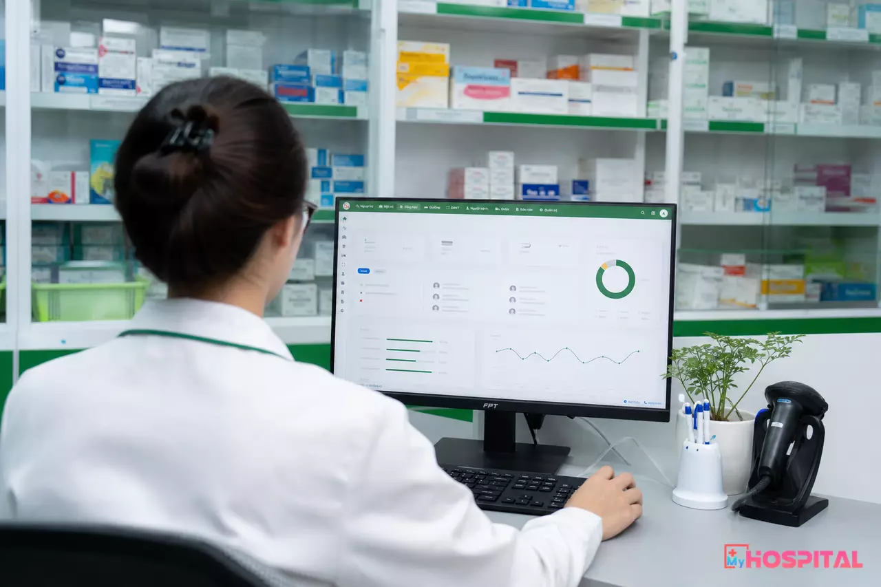 Màn hình phần mềm HIS đối chiếu đơn thuốc ngoại trú BHYT tại quầy nhà thuốc