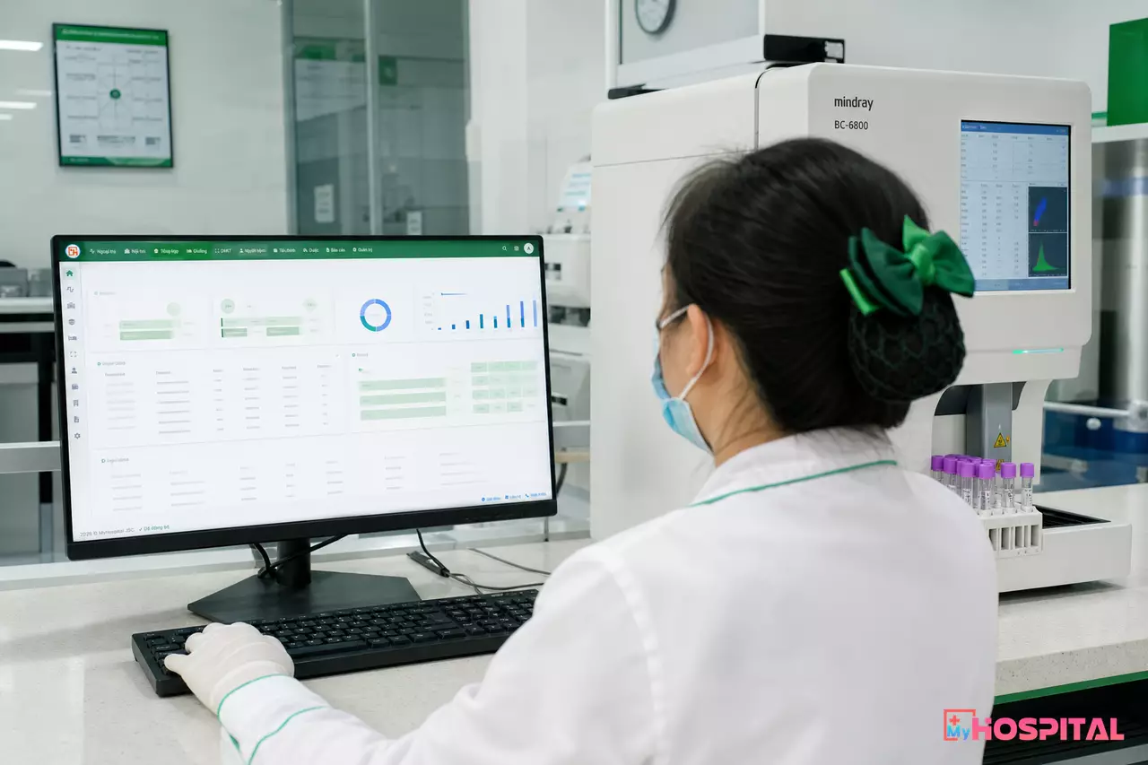 Màn hình LIS hiển thị kết quả từ máy phân tích trong phòng xét nghiệm
