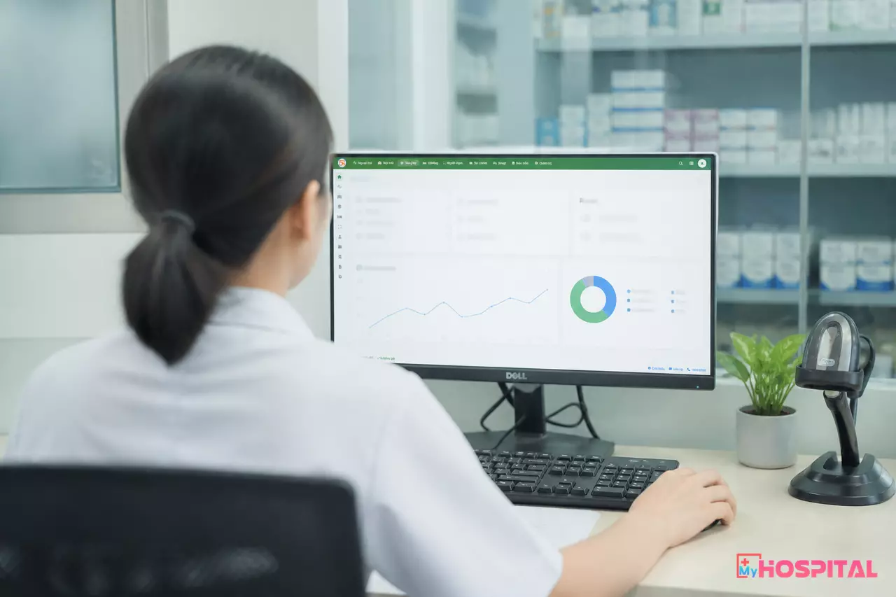 Dược sĩ theo dõi tồn kho thuốc trên máy tính tại kho dược bệnh viện