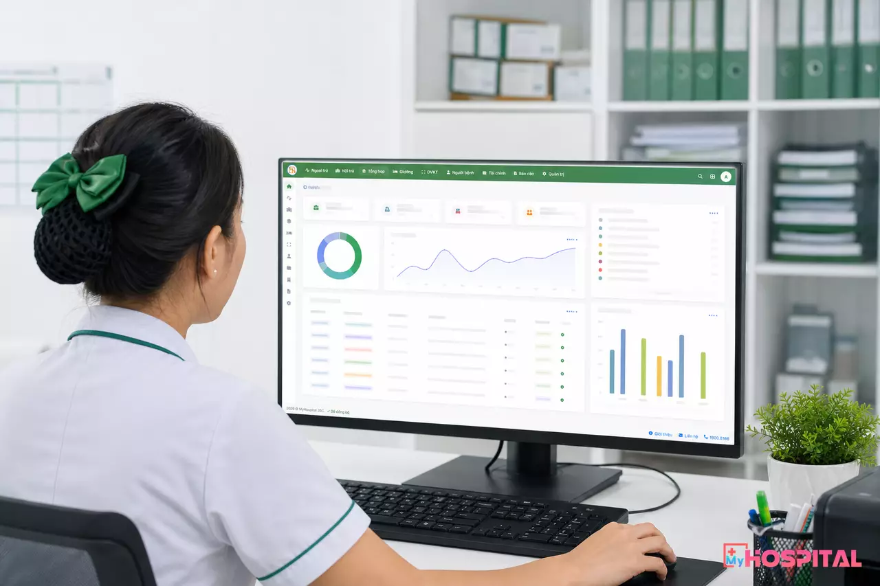 Điều dưỡng rà soát bản nháp ghi chép trên màn hình tại trạm điều dưỡng trước khi xác nhận