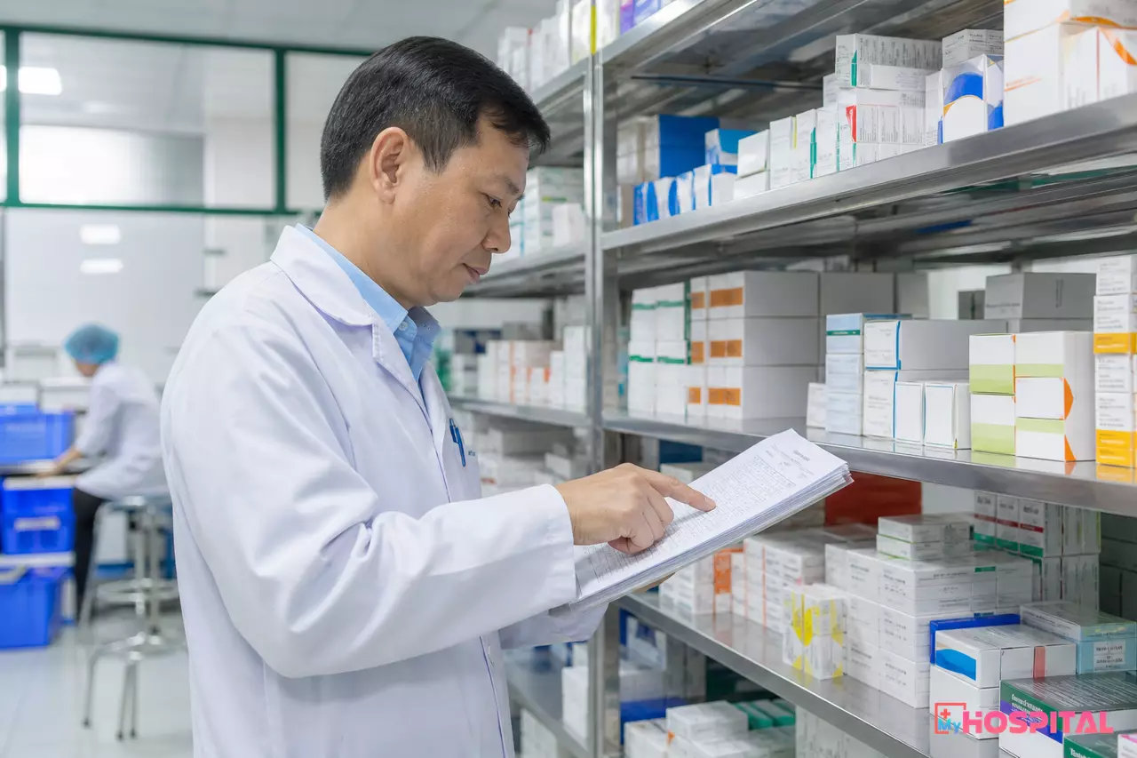 Dược sĩ nhà thuốc bệnh viện đối chiếu mã thuốc theo danh mục Bộ Y tế trên phần mềm