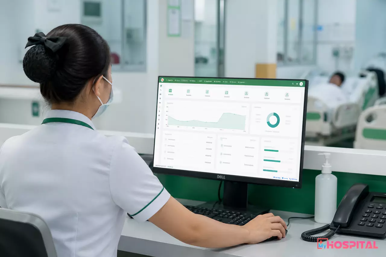 Điều dưỡng cầm máy tính bảng đứng cạnh giường bệnh để quét mã và xem y lệnh theo giờ