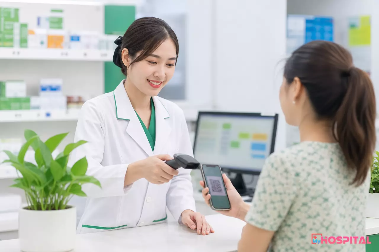 Dược sĩ nhà thuốc bệnh viện quét mã đơn thuốc trên điện thoại của người bệnh
