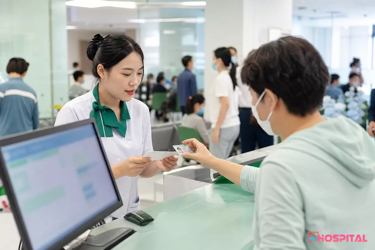Nhân viên tiếp đón kiểm tra thẻ BHYT và căn cước công dân của người bệnh tại quầy đăng ký khám