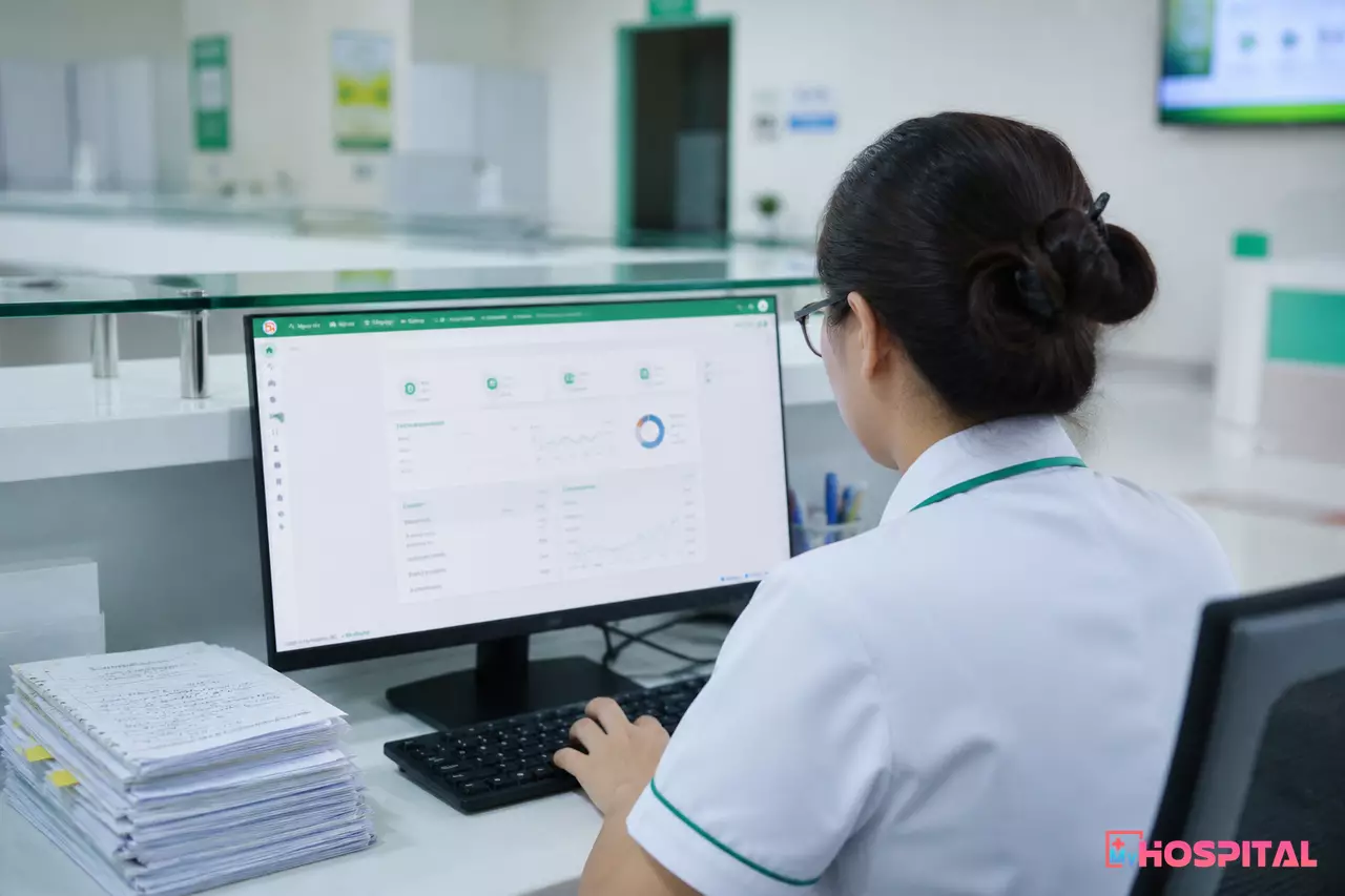 Thu ngân viện phí nhập bù dữ liệu phiếu thu giấy lên phần mềm sau khi mạng phục hồi