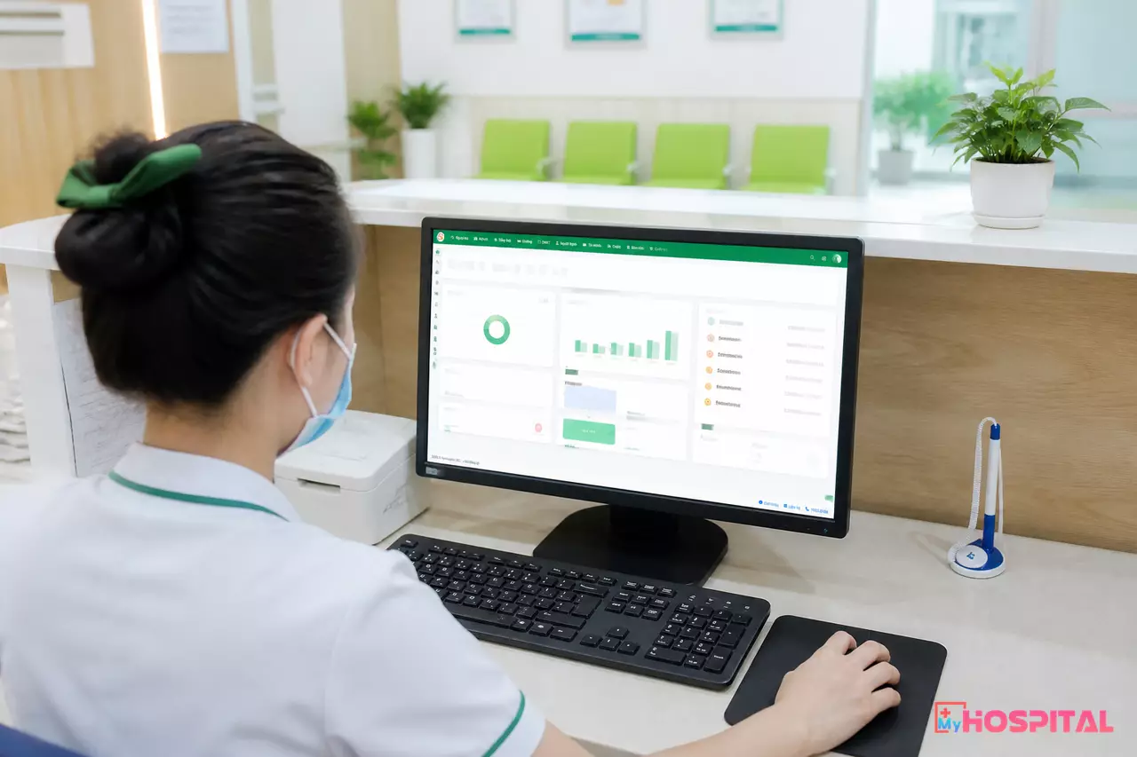 Nhân viên tiếp đón phòng khám nhập chỉ định dịch vụ vào phần mềm quản lý phòng khám