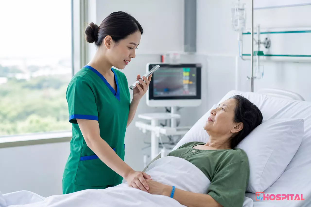 Điều dưỡng đọc diễn biến người bệnh vào điện thoại ngay cạnh giường bệnh nội trú