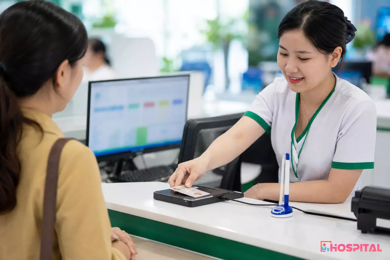 Bộ phận tiếp đón đọc CCCD gắn chip để định danh người bệnh nhập viện nội trú