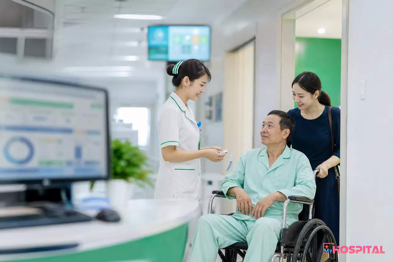 Điều dưỡng đón người bệnh nhập viện tại cửa khoa nội trú
