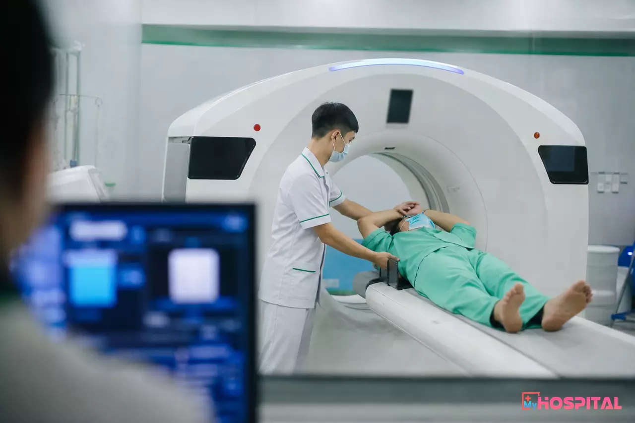 Kỹ thuật viên chụp CT cho người bệnh, ảnh được gửi về PACS đám mây