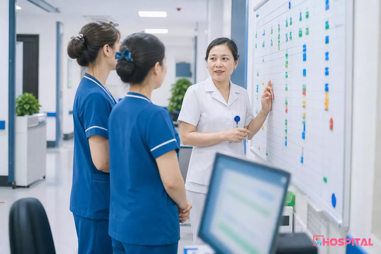 Điều dưỡng trưởng trao đổi phân công trực với điều dưỡng đầu ca tại khoa nội trú
