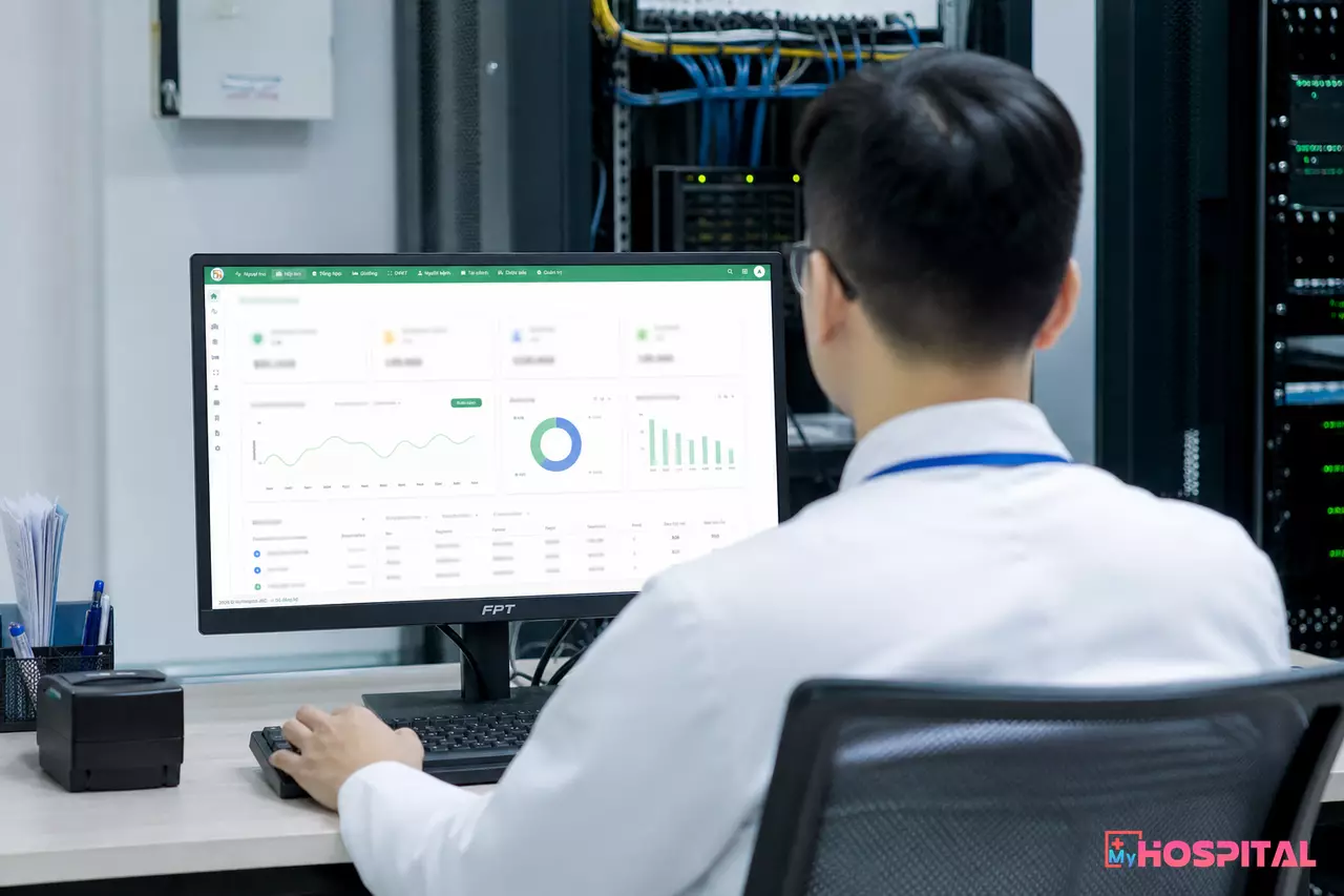 Nhân viên phòng công nghệ thông tin bệnh viện thao tác trên phần mềm HIS xuất file XML BHYT