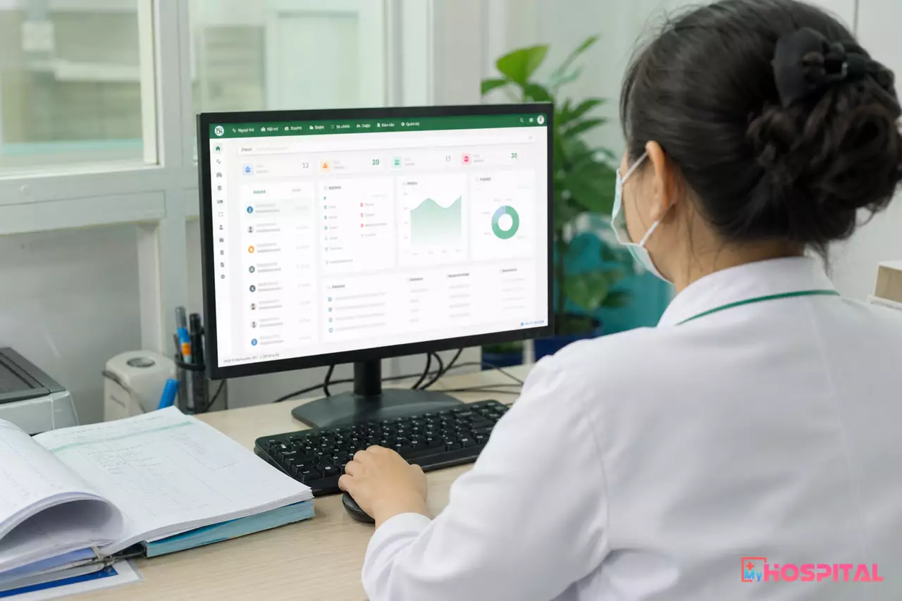 Nhân viên khoa nội trú thao tác trên phần mềm quản lý bệnh viện để đối chiếu số liệu thuốc với viện phí