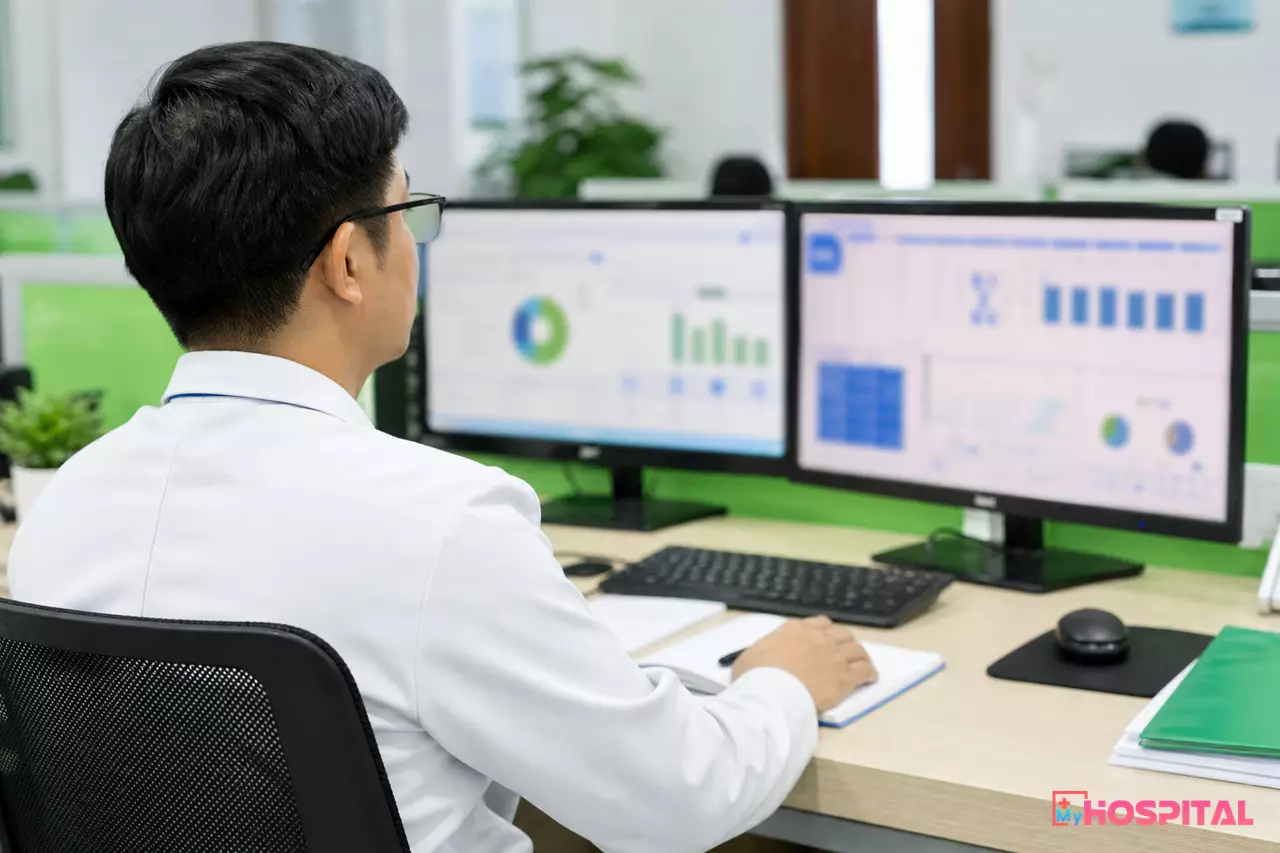 Cán bộ phòng kế hoạch tổng hợp rà soát dữ liệu chẩn đoán trên hai màn hình