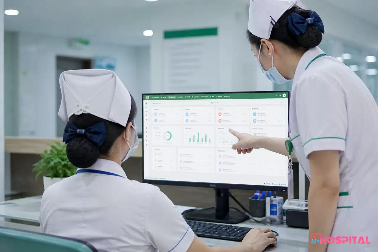 Điều dưỡng cùng xem phiếu bàn giao trên máy tính tại phòng điều dưỡng