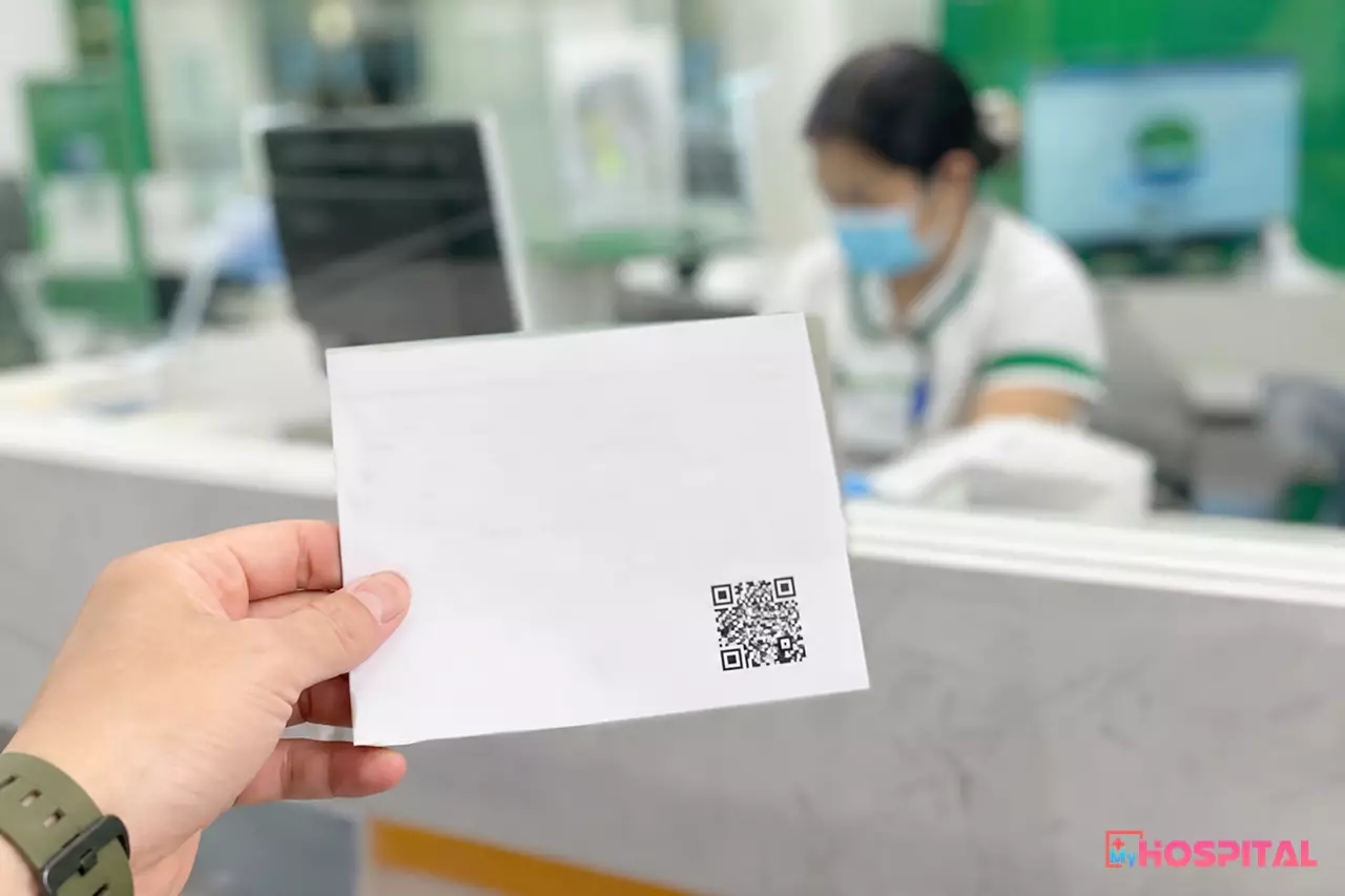 Phiếu hẹn nhận kết quả xét nghiệm có in mã QR ở góc trên người bệnh cầm