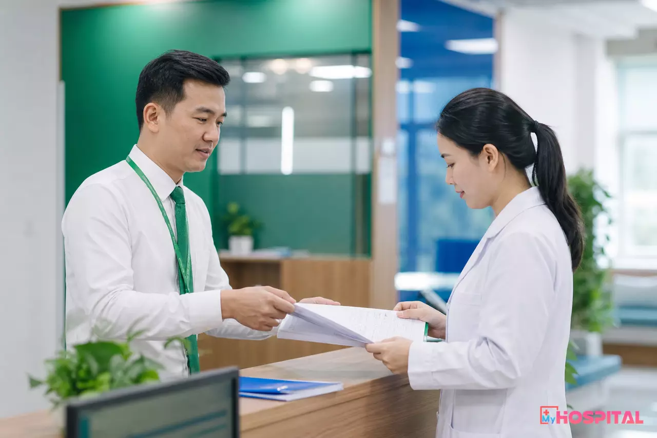 Cán bộ hành chính phối hợp xác minh thông tin cơ sở kinh doanh dược