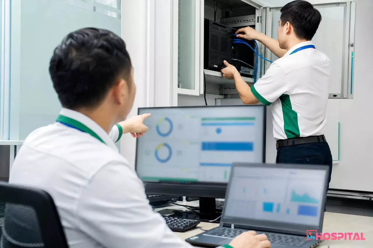Nhân viên công nghệ thông tin bệnh viện kiểm tra kết nối API tra cứu dữ liệu bảo hiểm xã hội