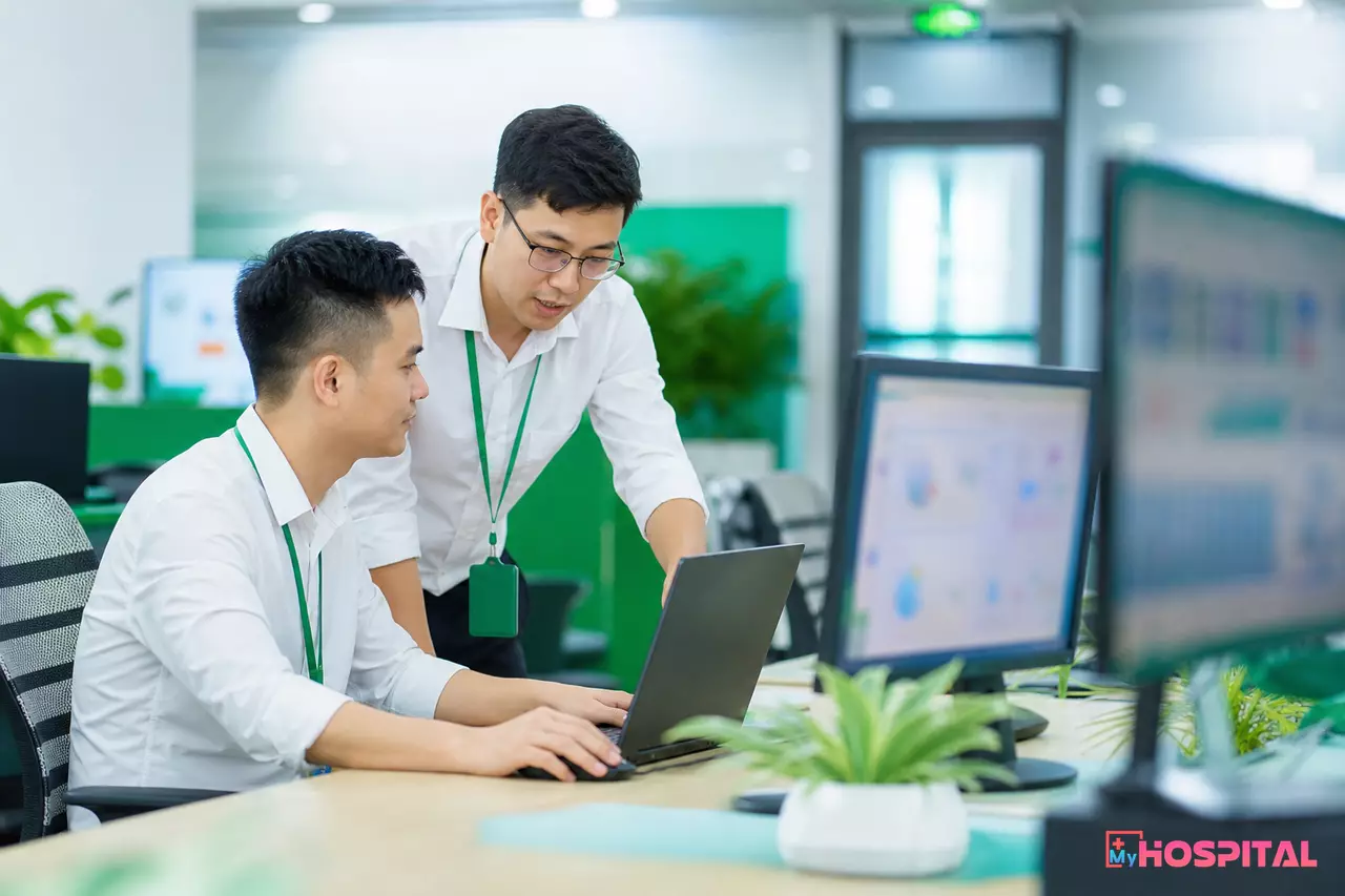 Hai cán bộ phòng công nghệ thông tin bệnh viện trao đổi về quản lý chứng thư số