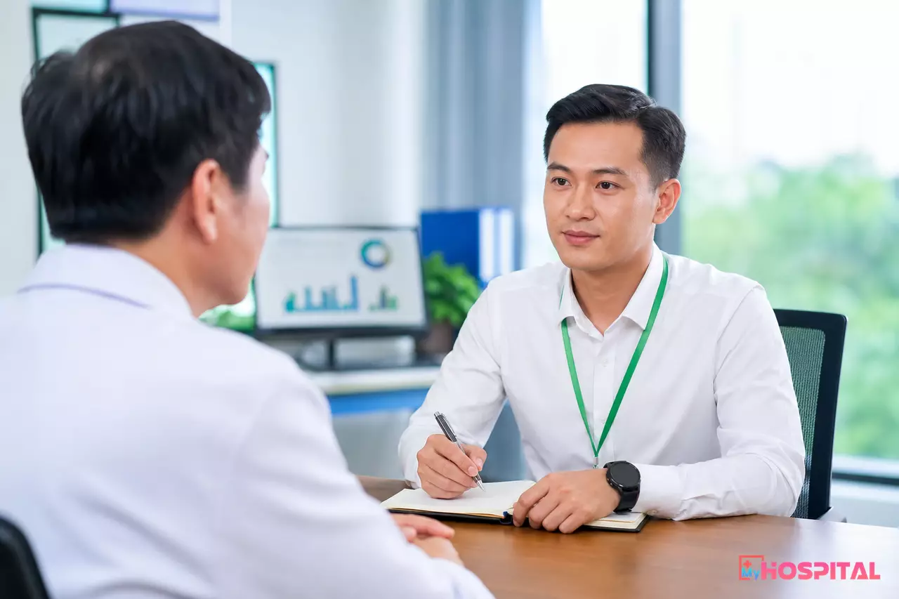 Cán bộ phòng kế hoạch tổng hợp phỏng vấn giám đốc bệnh viện để xác định các quyết định điều hành cần dữ liệu
