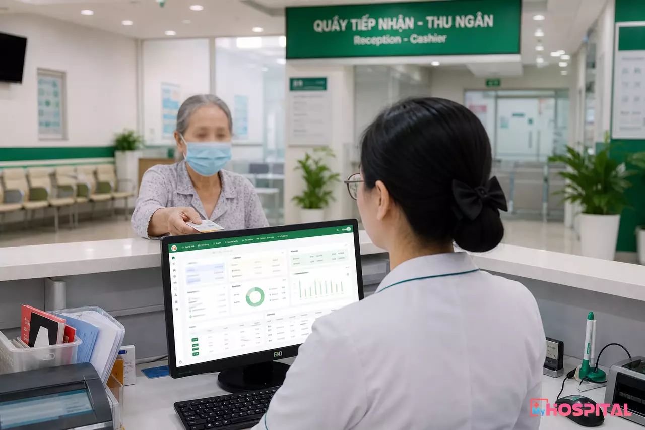 Nhân viên thu ngân bệnh viện thao tác trên phần mềm quản lý viện phí tại quầy tiếp đón