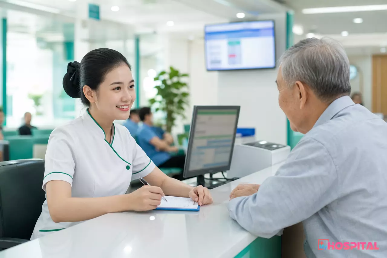 Nhân viên bộ phận tiếp đón hỏi người bệnh cao tuổi về nguồn biết đến bệnh viện khi đăng ký khám
