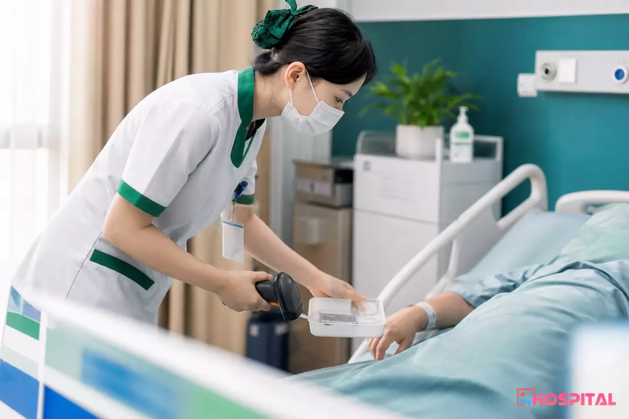 Điều dưỡng quét mã định danh người bệnh trước khi thực hiện y lệnh dùng thuốc tại buồng bệnh