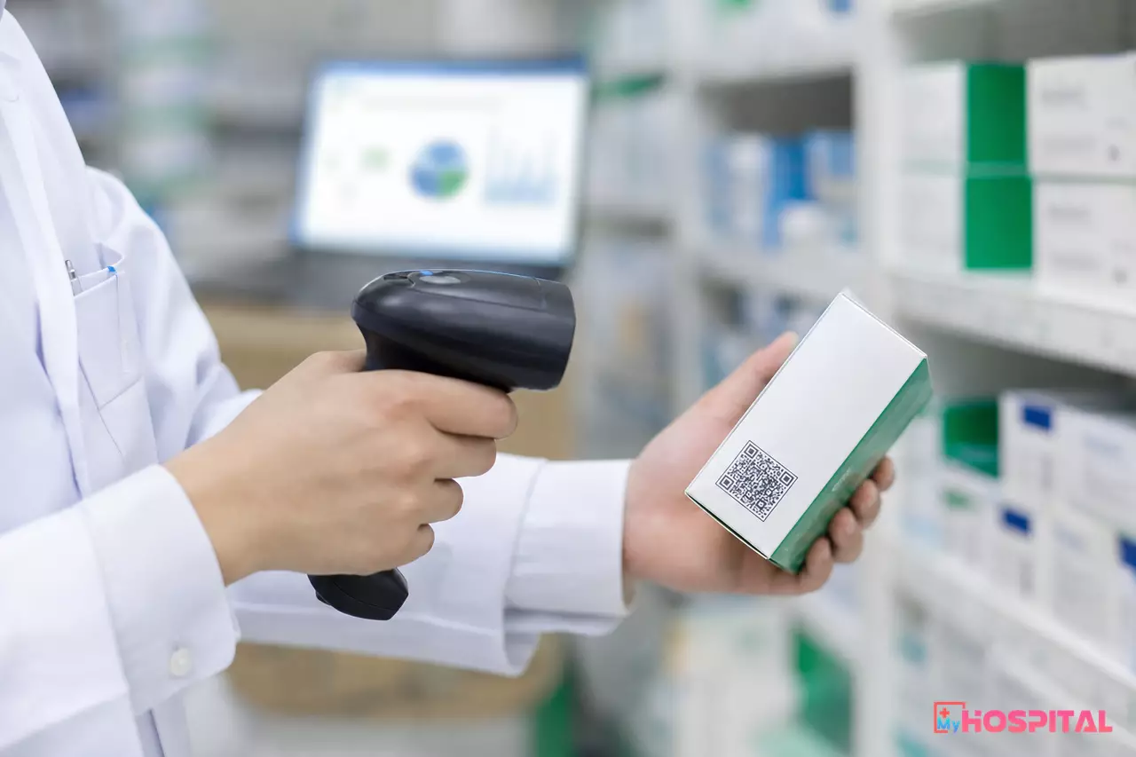 Dược sĩ bệnh viện quét mã QR trên vỏ hộp thuốc bằng máy quét cầm tay tại kho dược