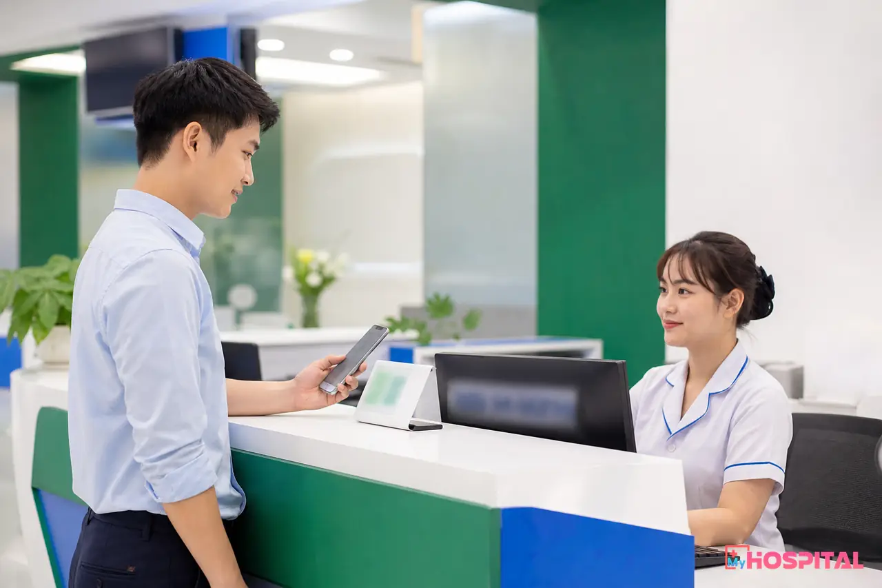 Người bệnh quét mã QR thanh toán viện phí tại quầy thu ngân