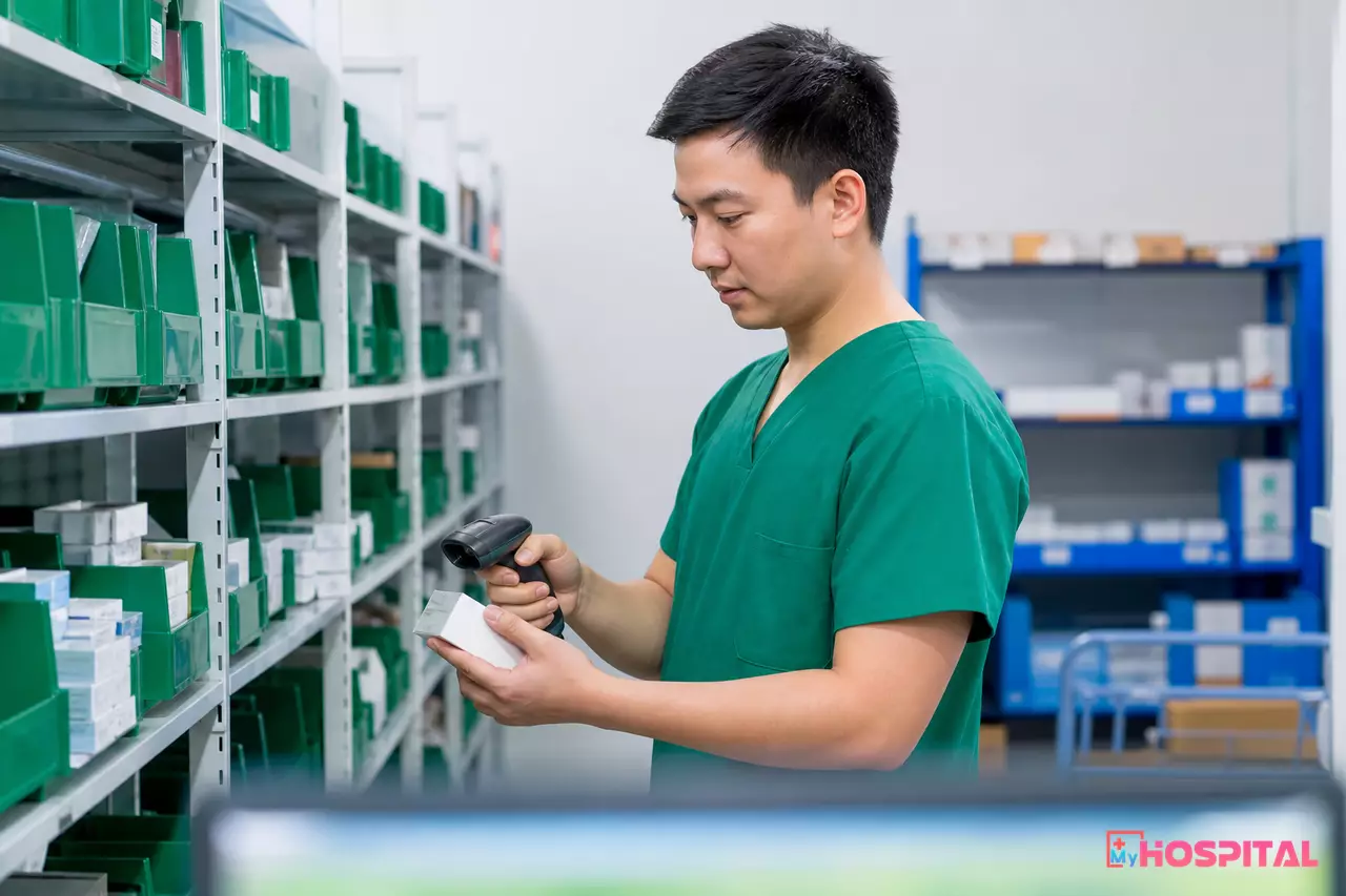 Thủ kho quét mã vạch hộp thuốc khi nhập kho để đối chiếu với danh mục đã chuẩn hóa