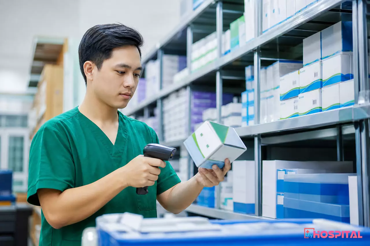 Nhân viên kho bệnh viện quét mã vạch hộp vật tư y tế trước khi xuất cho khoa lâm sàng