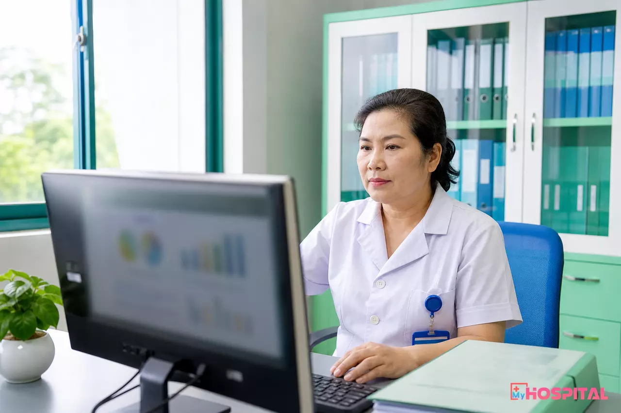 Điều dưỡng trưởng xem báo cáo tổng hợp y lệnh đã thực hiện trong ca trực