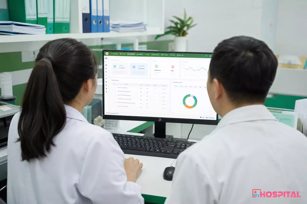 Dược sĩ và thủ kho rà soát mã thuốc trùng trên máy tính tại kho dược bệnh viện