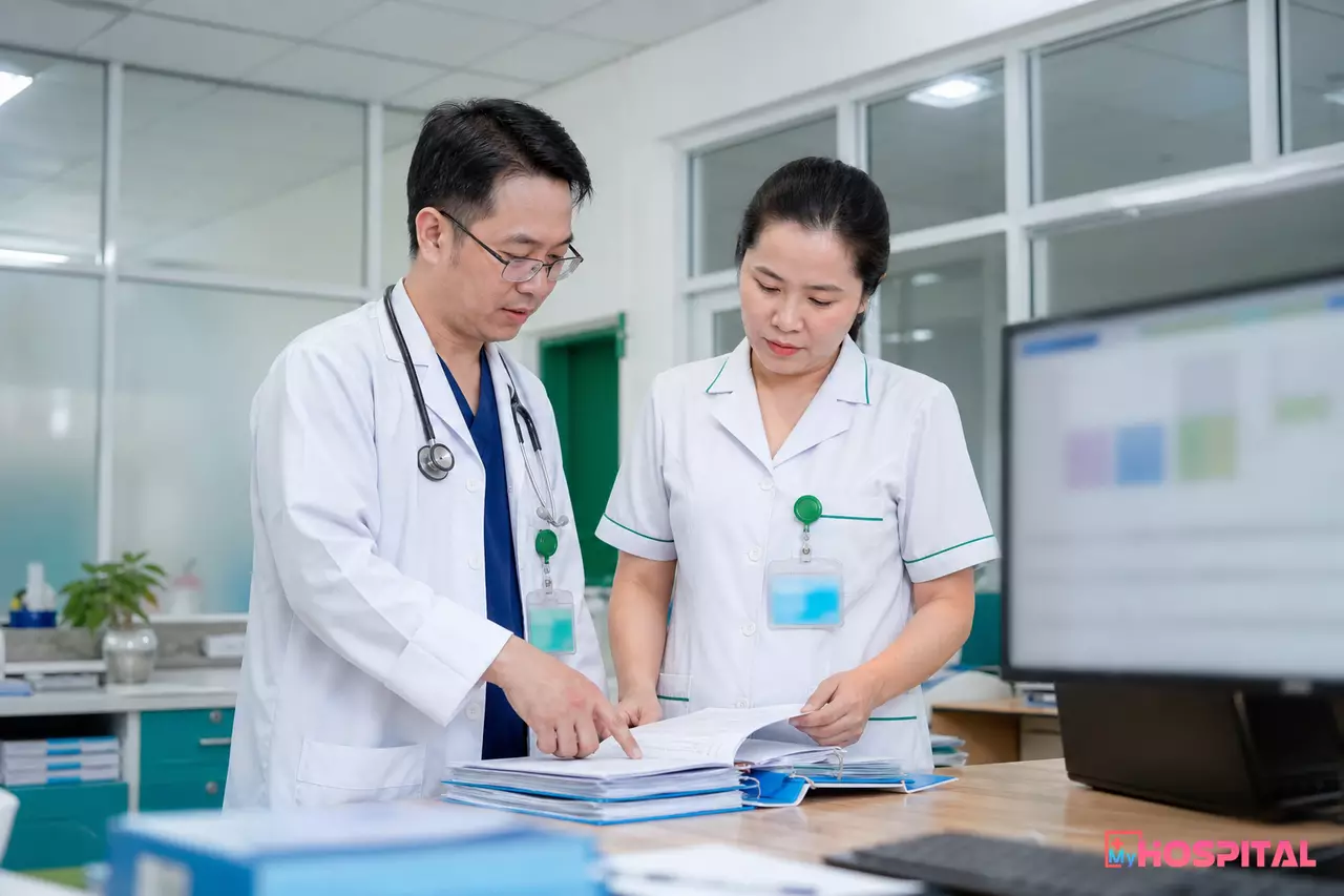 Bác sĩ và điều dưỡng trưởng rà soát hồ sơ bệnh án trước giờ ra viện