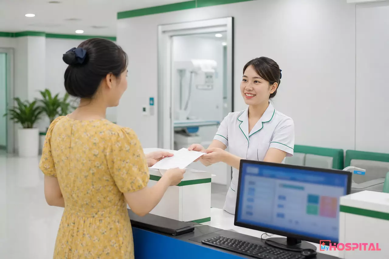 Nhân viên tiếp nhận chỉ định hướng dẫn người bệnh vào phòng chụp tại khoa chẩn đoán hình ảnh
