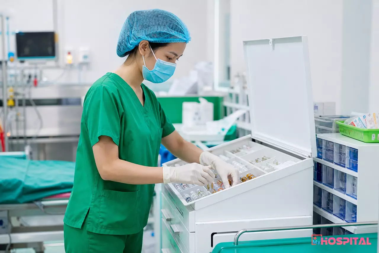 Thủ kho dược sắp xếp thuốc cấp cứu trong tủ trực theo đúng định mức tồn kho