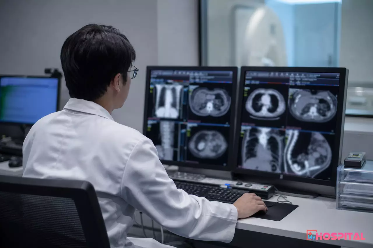 Bác sĩ chẩn đoán hình ảnh đọc phim CT từ xa trong phòng đọc phim