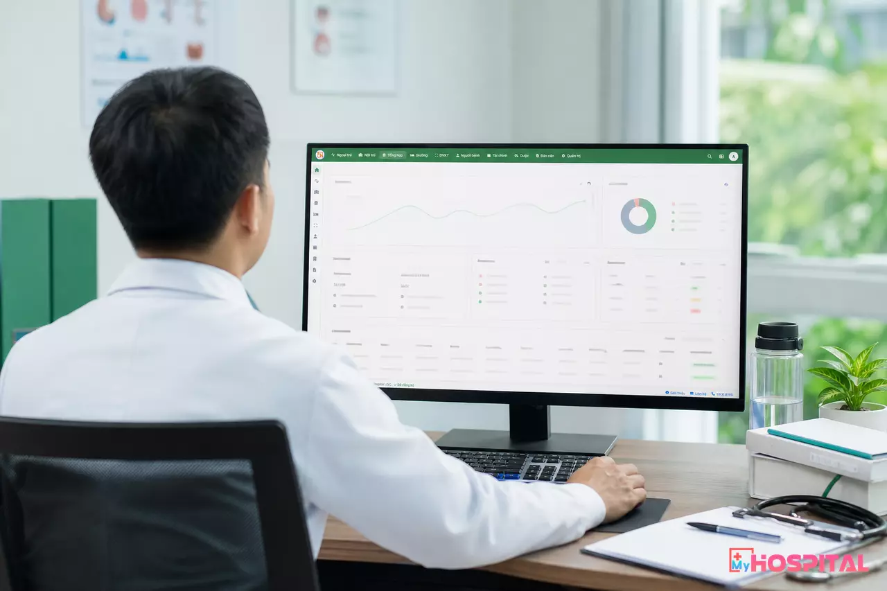 Bác sĩ xem ảnh chẩn đoán hình ảnh trên máy tính trong hệ thống quản lý bệnh viện